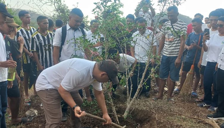 Uskup Labuan Bajo Tanam Pohon
