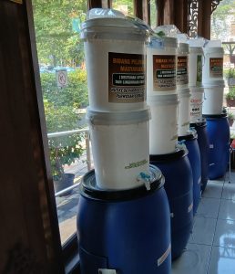 Komposter pengolahan sampah organik yang diserah terimakan Paroki Purwosari pada Kelurahan Punggawan Solo