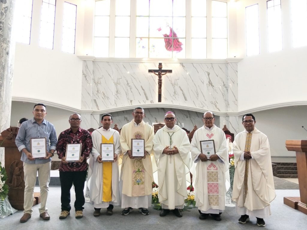 Penyerahan dokumen peta jalan pendidikan Katolik di Manggarai Barat kepada para pengurus YASUKMABAR, Sabtu (18/7/2026). Foto: Vinsen Patno/Katolikana.com